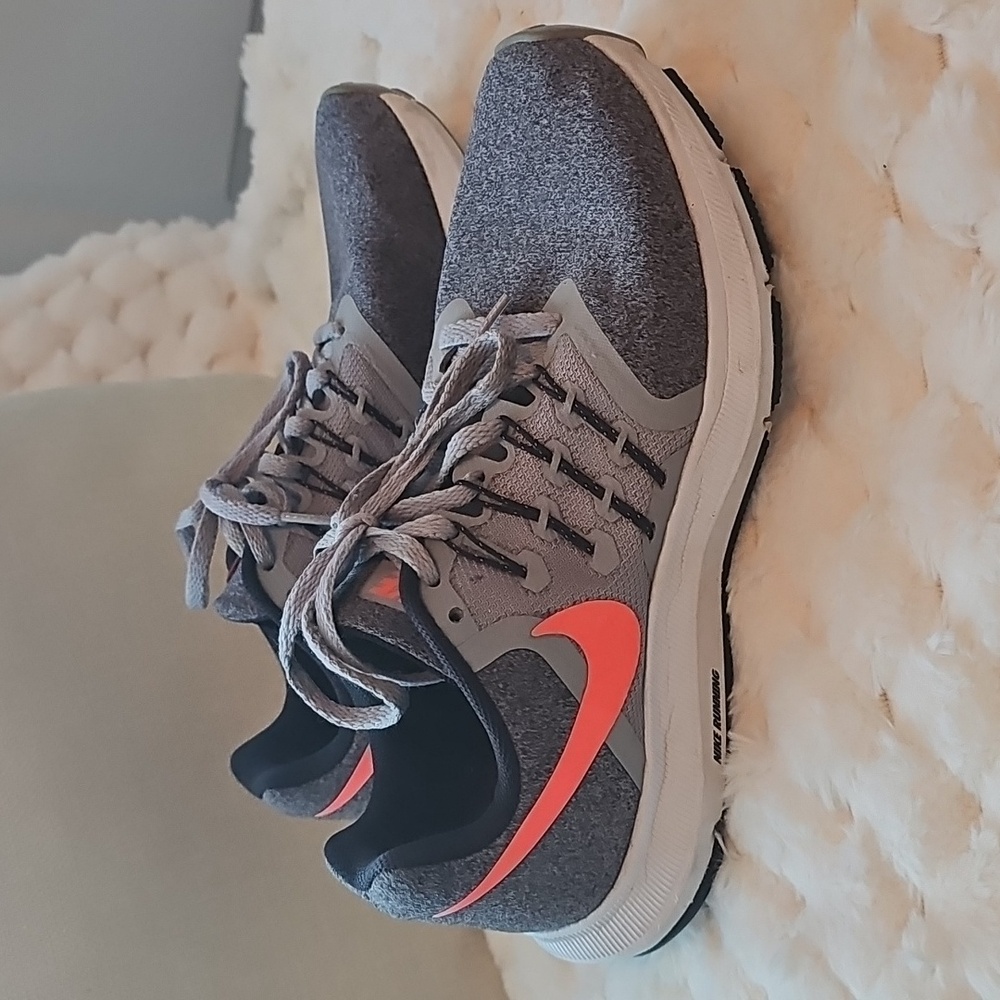 Womens size 7 Nike shoes